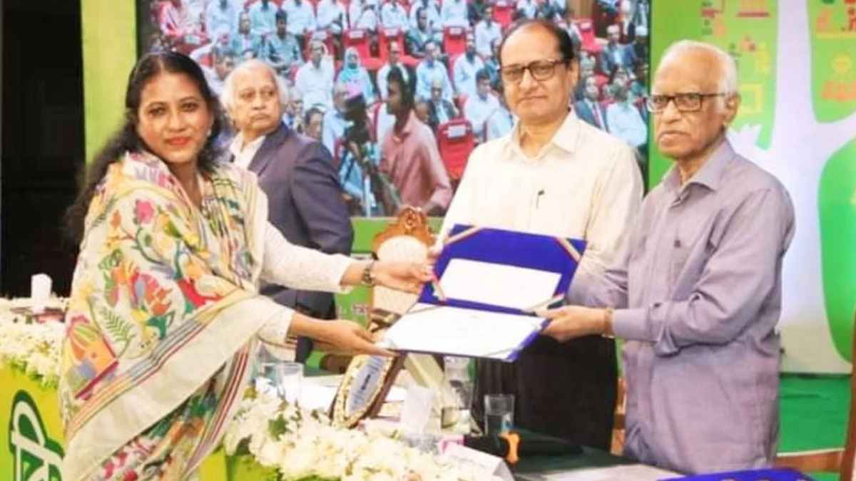 দেশসেরা গুণী শিক্ষকের সম্মাননা পেলেন ভৈরবের রায়হানা হক